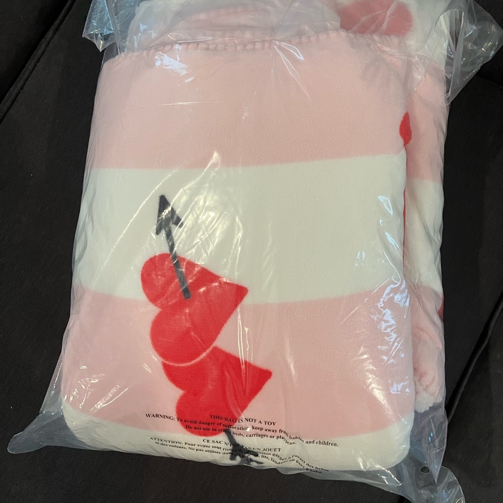 Victoria's Secret heart blanket - Picture 3 of 5